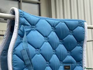 Schabrak & Vojlockar hästutrustning till salu: Fint ES schabrak💙 i Kinna - Annons 1