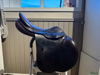 Sadlar hästutrustning till salu: Prestige Roma jump i Nacka - Annons 1