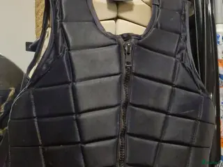 Säkerhetsvästar ryttarutrustning till salu: Racesafe barn stl L/Long - Annons 1