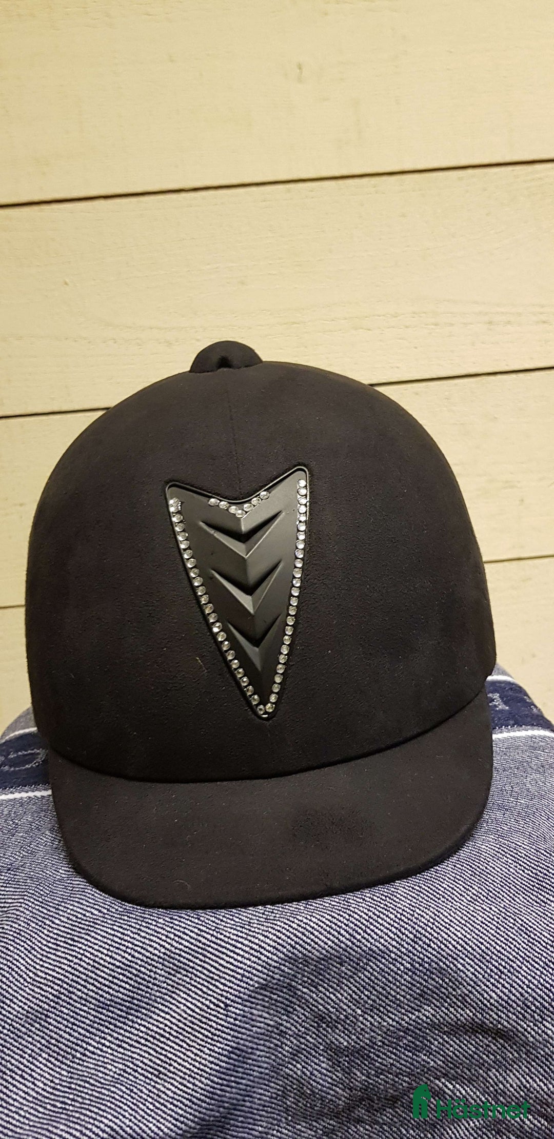 Hjälmar ryttarutrustning till salu: Svart sammetshjälm i Nora - Annons 1