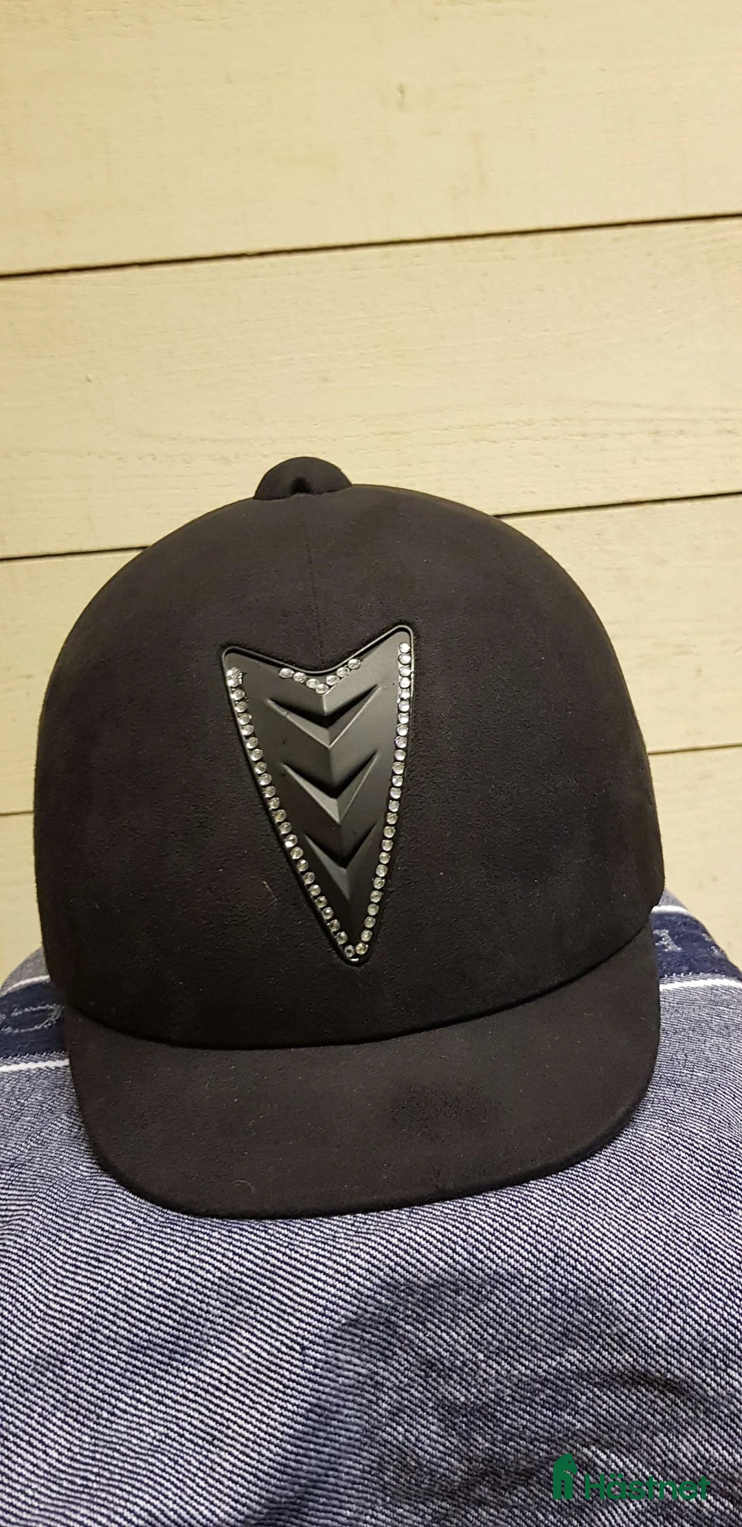 Hjälmar ryttarutrustning till salu: Svart sammetshjälm i Nora - Annons 1