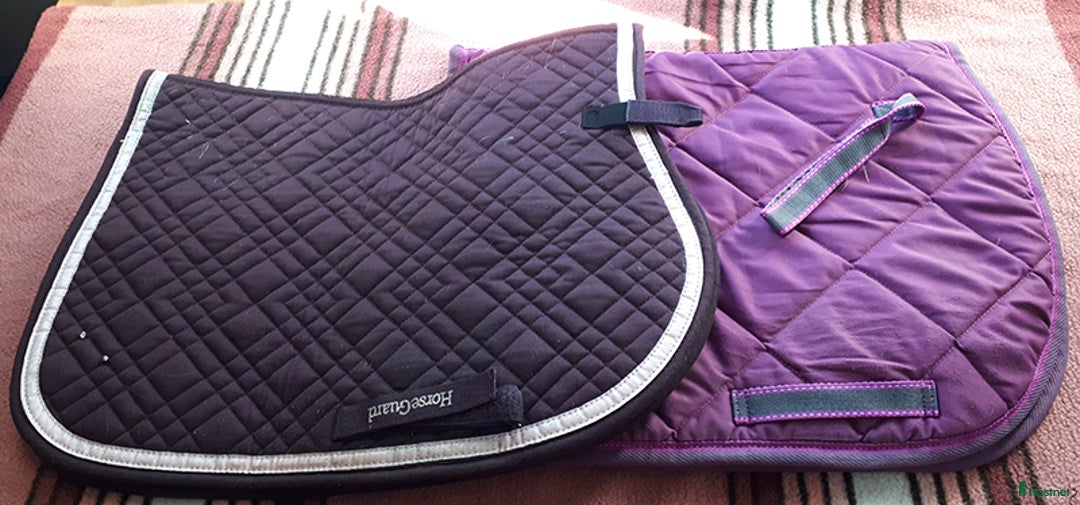 Schabrak & Vojlockar hästutrustning till salu: 2 schabrak plommonlika + lila-rosa = 40 kr totalt - Annons 1