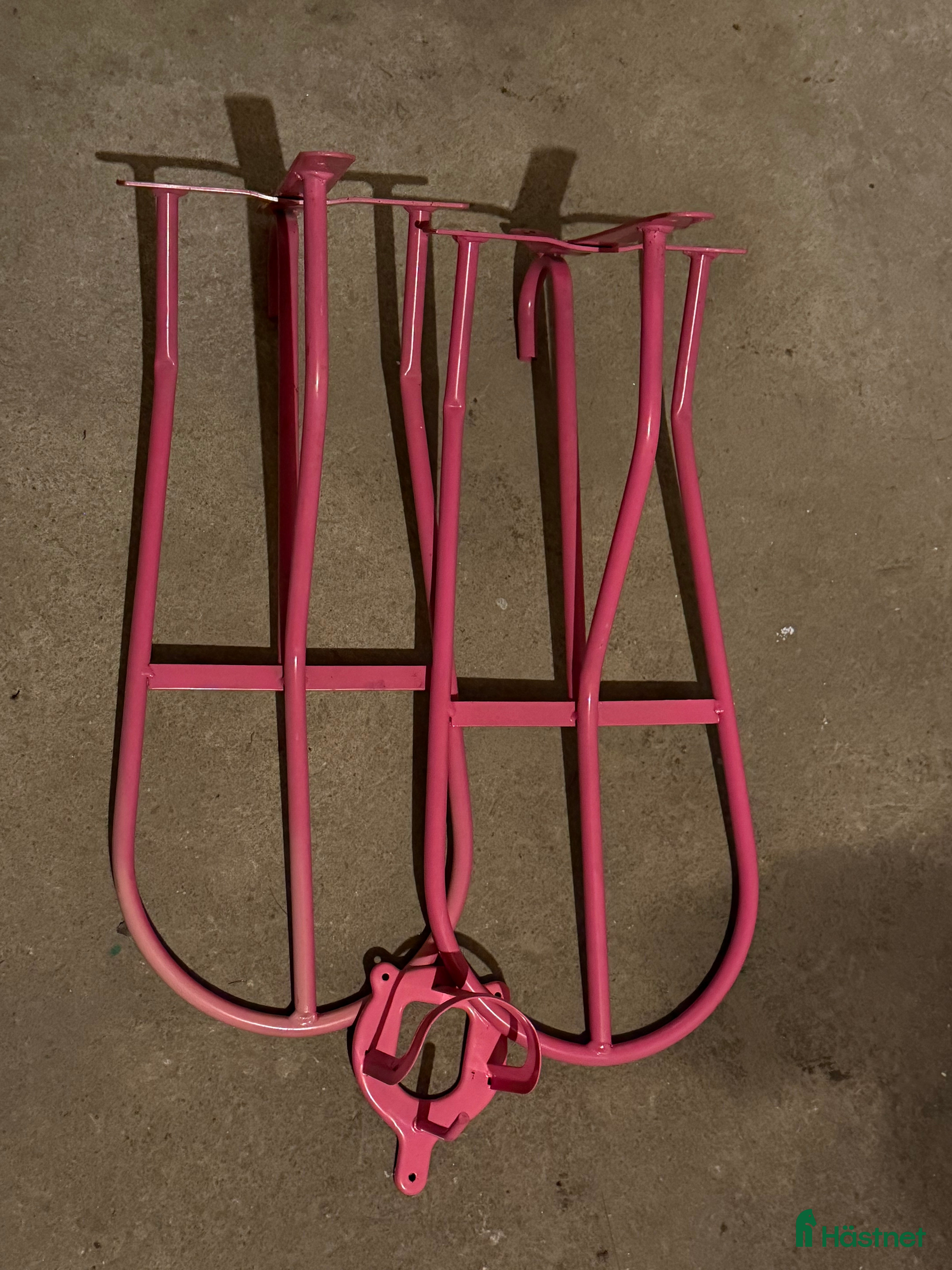 Stallinredning, stängsel & gård övrig utrustning till salu: Rosa hängare i Reftele - Annons 1