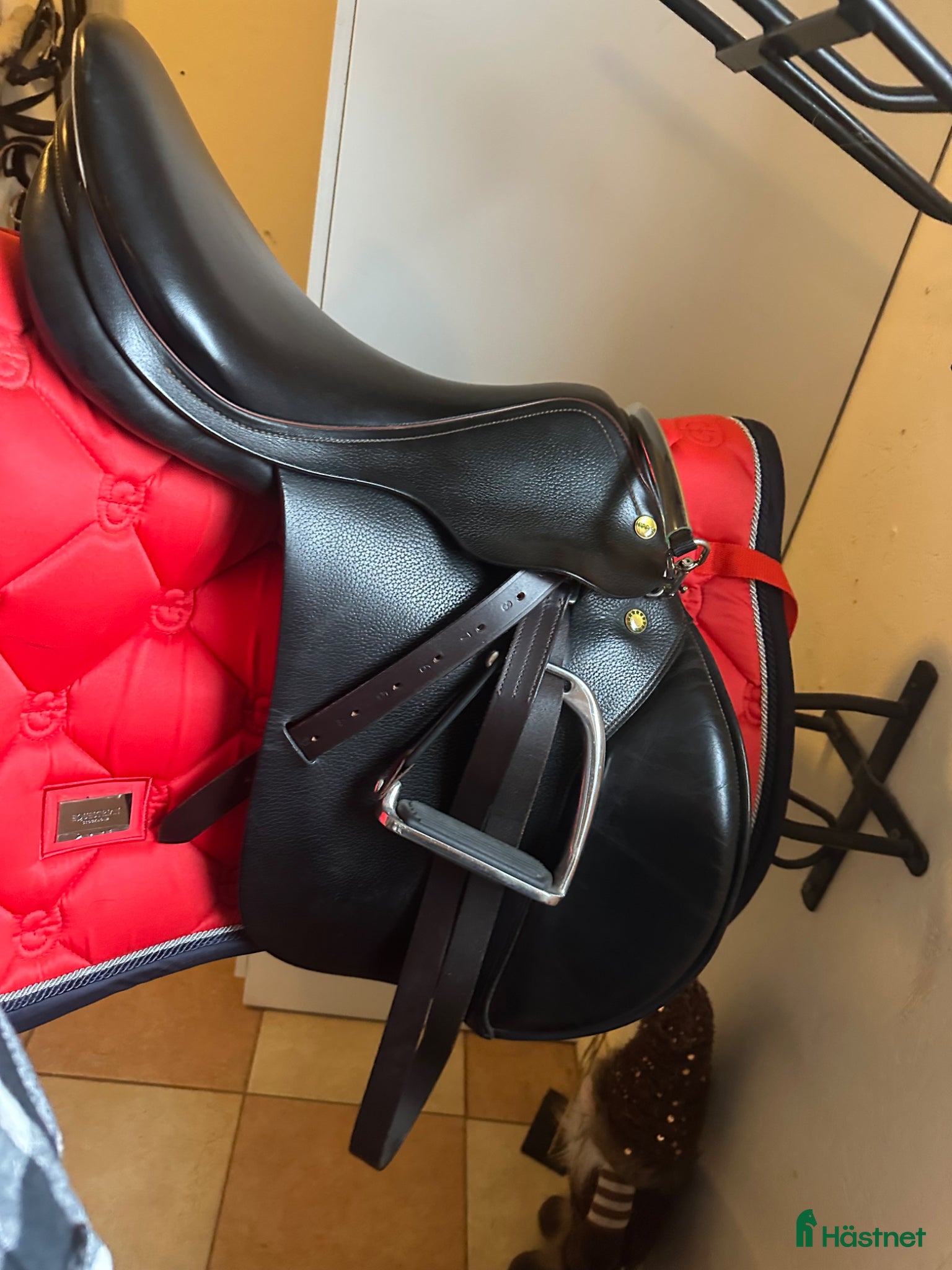 Sadlar hästutrustning Fin sadel säljes  - Annons 1