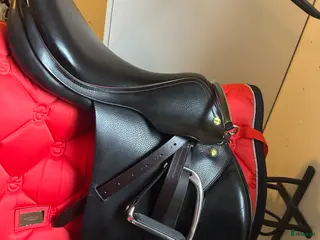 Sadlar hästutrustning Fin sadel säljes - Annons 1
