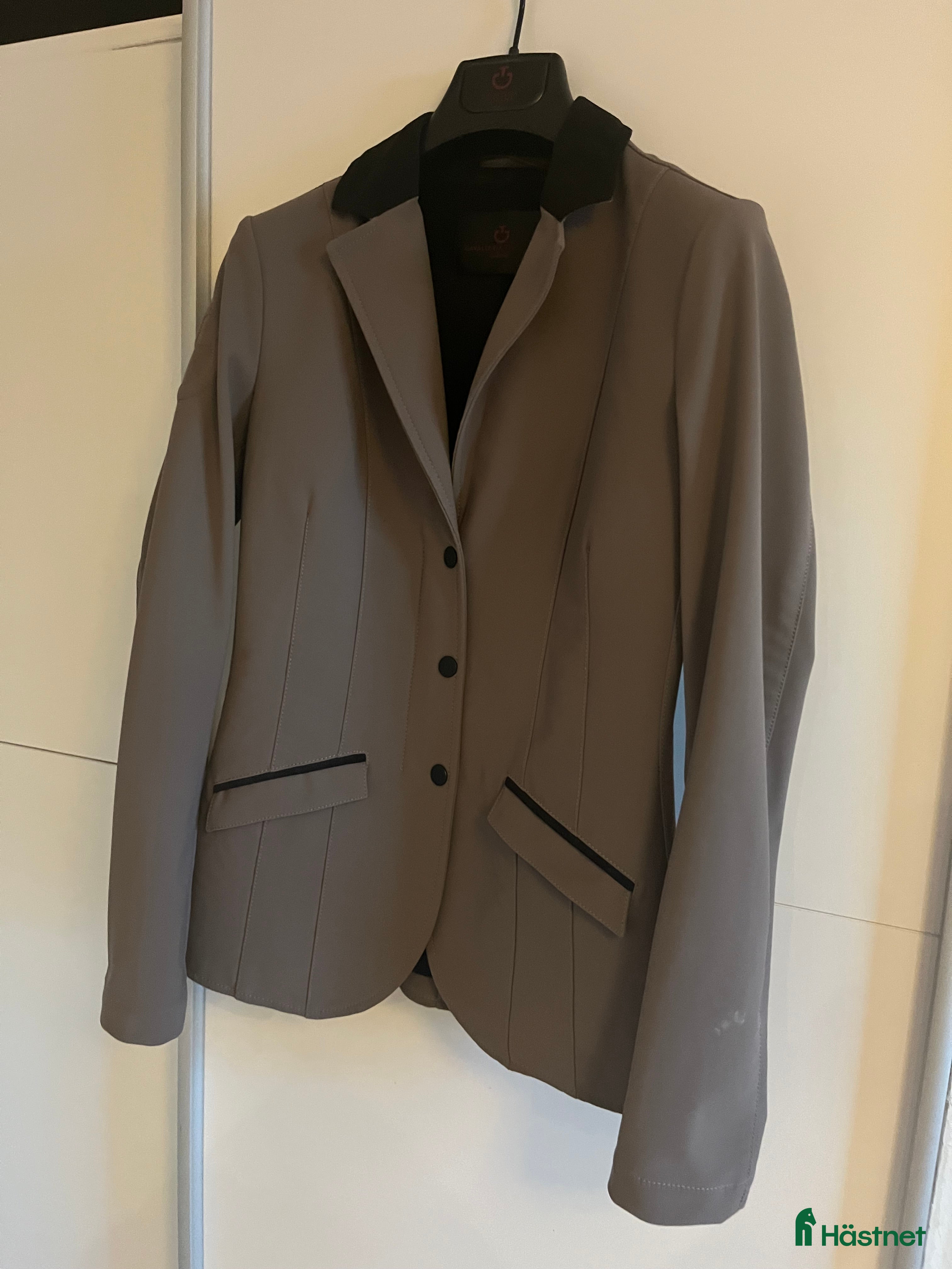 Jackor & Kavajer ryttarutrustning till salu: Tävlingskavaj i Umeå - Annons 8