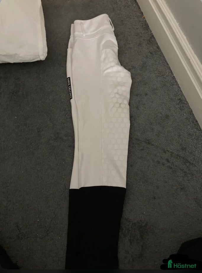 Ridbyxor ryttarutrustning till salu: Byta/säljer vita tävlings maya delorez ridbyxor i Alnö - Annons 6