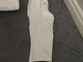 Ridbyxor ryttarutrustning till salu: Byta/säljer vita tävlings maya delorez ridbyxor i Alnö - Annons 4