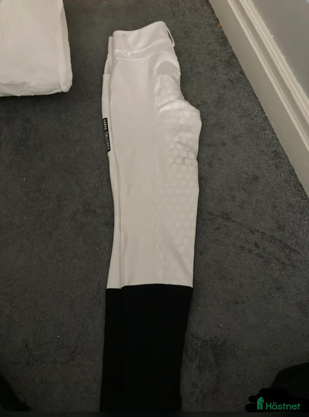 Ridbyxor ryttarutrustning till salu: Byta/säljer vita tävlings maya delorez ridbyxor i Alnö - Annons 1