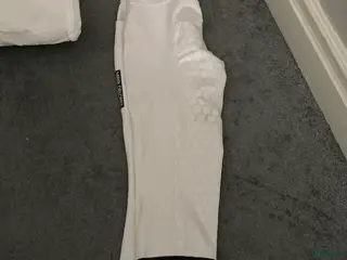 Ridbyxor ryttarutrustning till salu: Byta/säljer vita tävlings maya delorez ridbyxor i Alnö - Annons 4