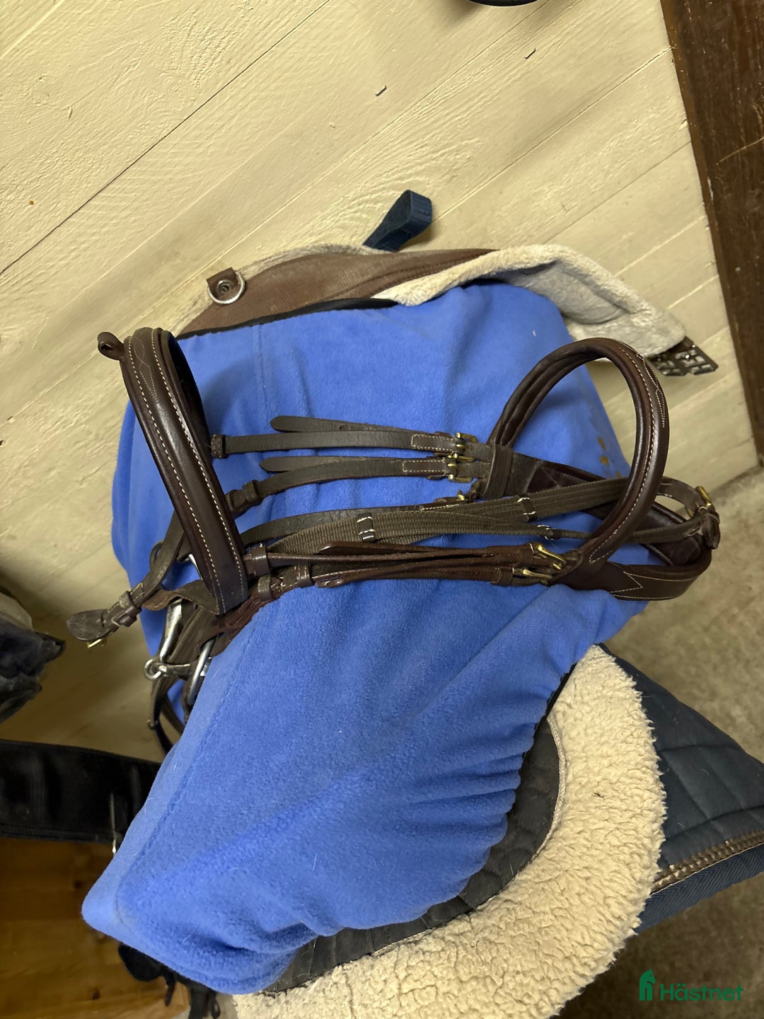Sadlar hästutrustning till salu: Sadel och träns i Hälleforsnäs - Annons 3