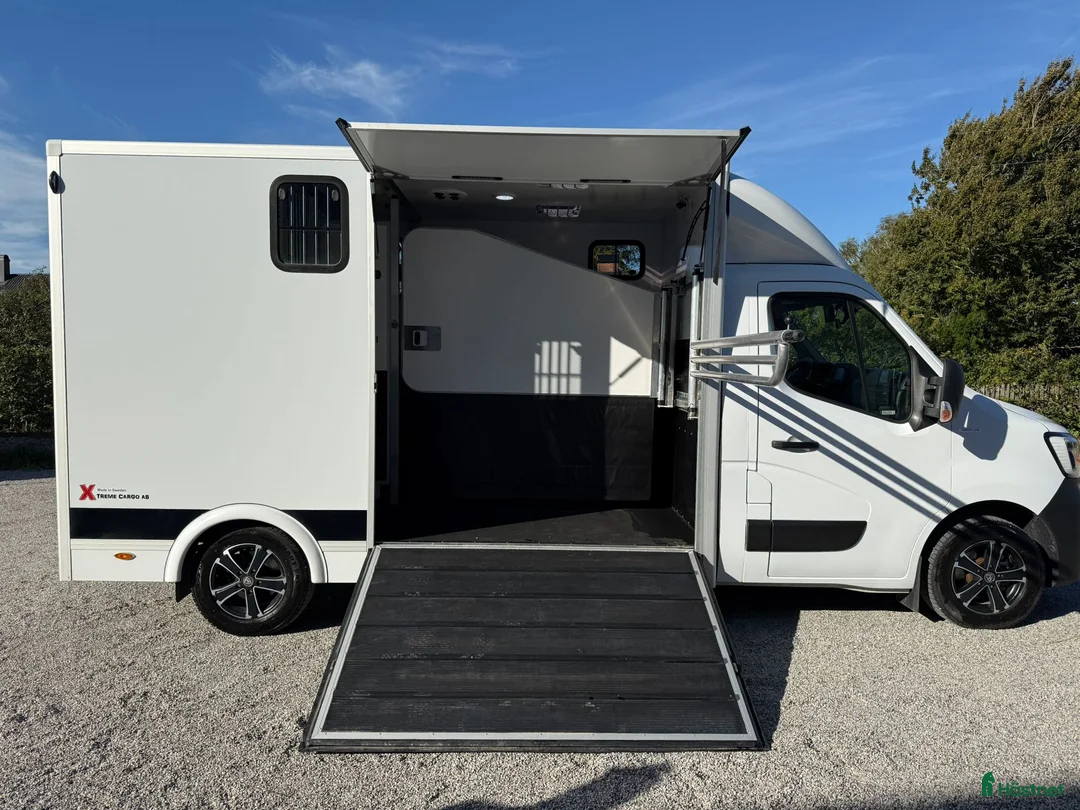 Hästlastbilar  fordon & transport till salu: Xtreme Cargo 1000kg lastvikt XXL sadelkammare i Ängelholm - Annons 3