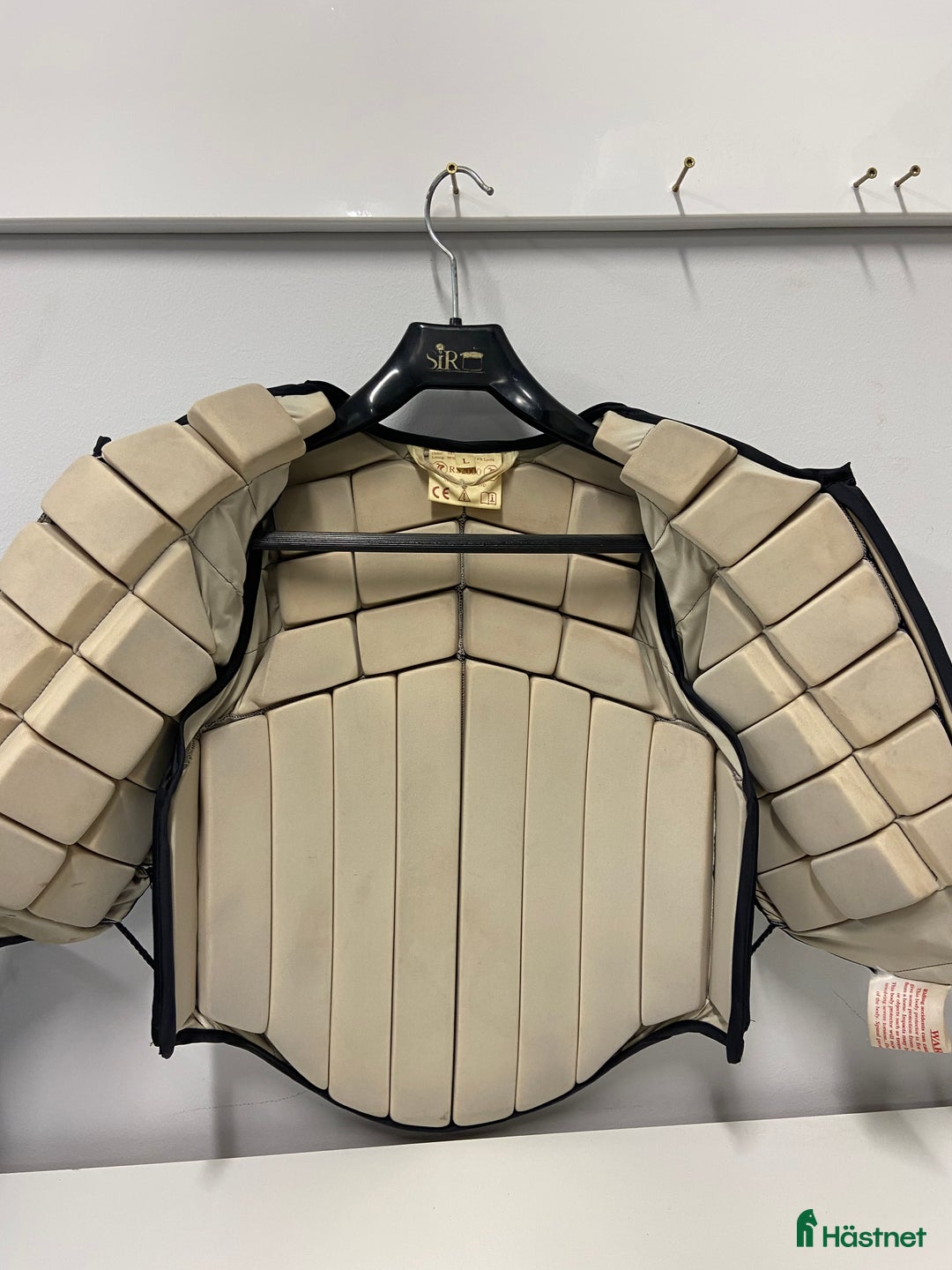 Säkerhetsvästar ryttarutrustning till salu: 2 ridvästar till salu i Tibro - Annons 10