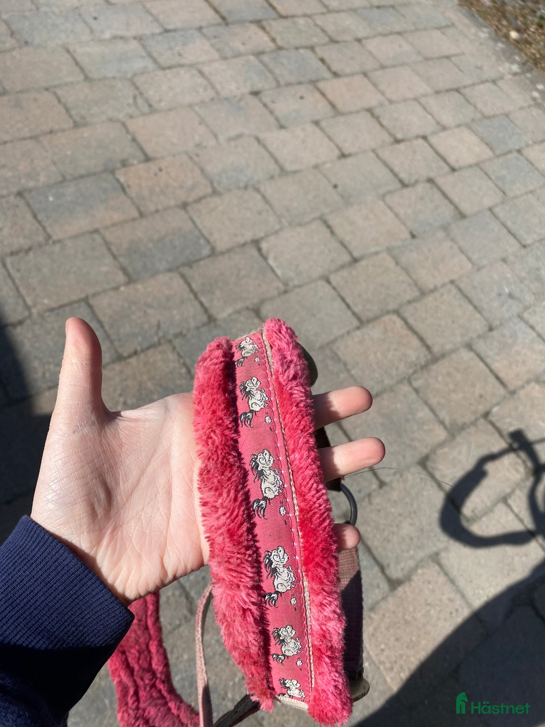 Övrig Hästutrustning hästutrustning till salu: Rosa fluff mulle grimma💕 i Hammarö - Annons 4