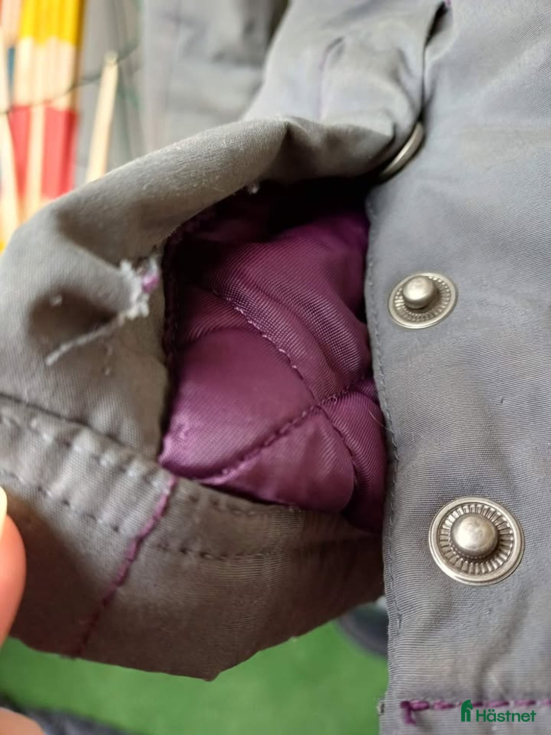 Jackor & Kavajer ryttarutrustning till salu: Bortskänkes stall/rid jacka stl xs Jacson i Malmö - Annons 5