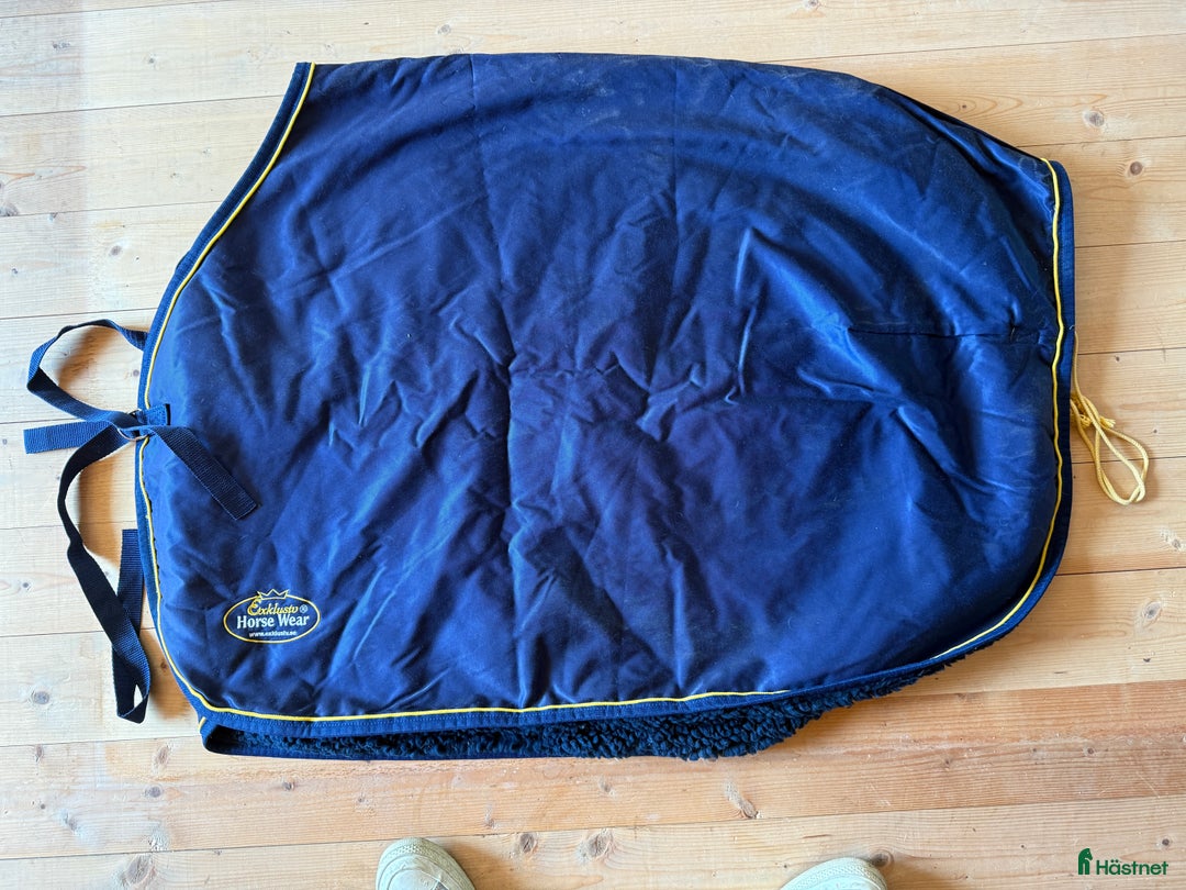 Täcken hästutrustning till salu: Ländtäcke marinblå 145 i Ystad - Annons 1