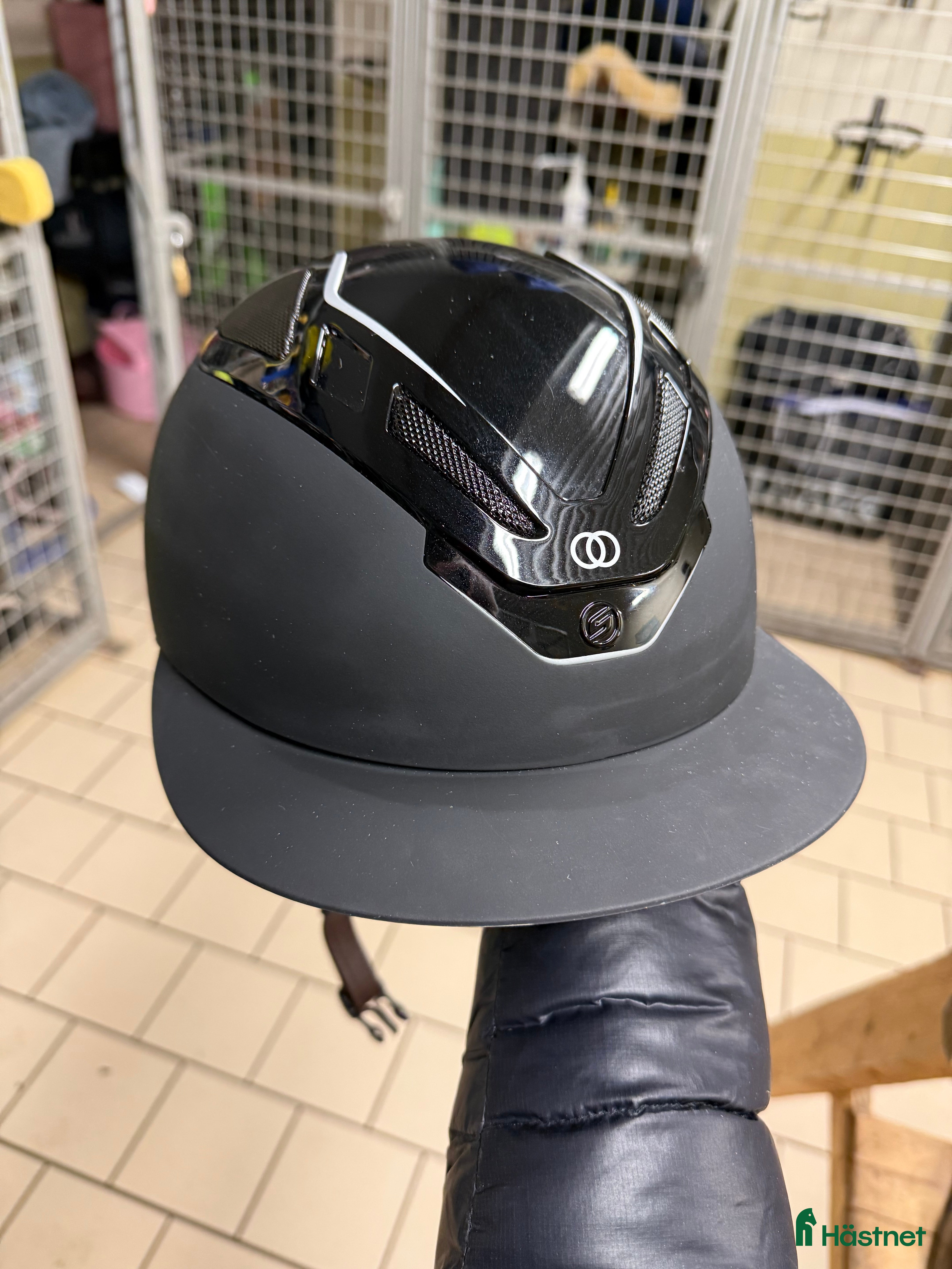 Hjälmar ryttarutrustning till salu: Bhoof hjälm i Vaxholm - Annons 1