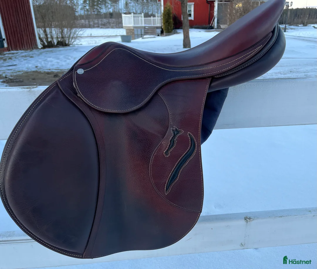 Sadlar hästutrustning till salu: Välsköttsadel säljes i Borensberg - Annons 1