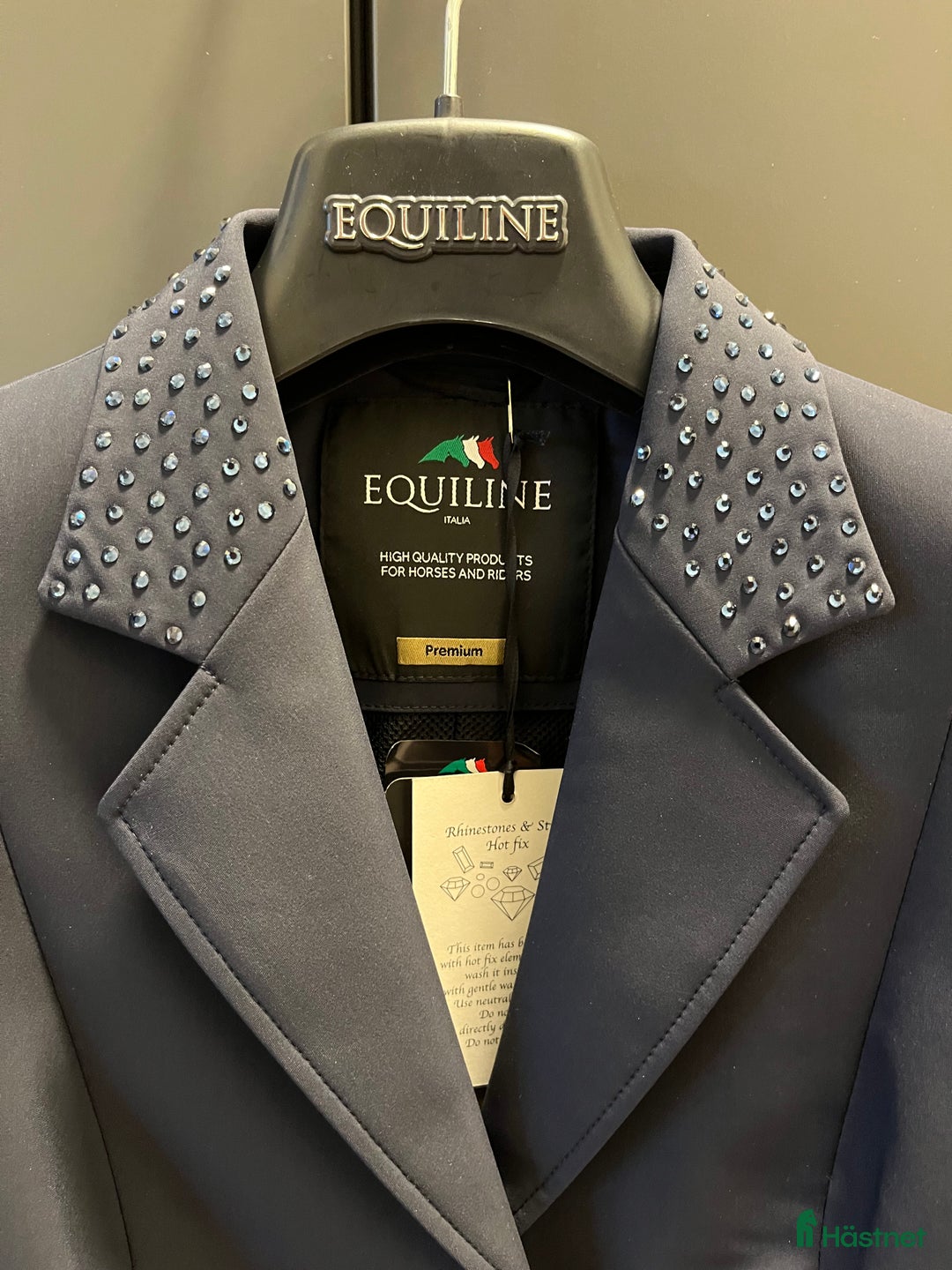 Jackor & Kavajer ryttarutrustning till salu: Världens finaste tävlingskavaj säljes i Smedstorp - Annons 1