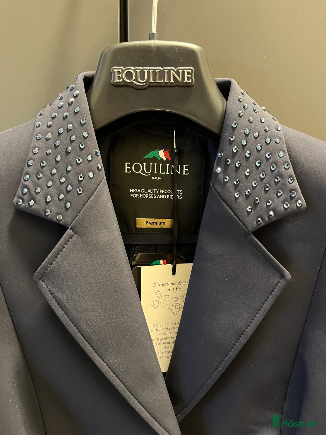 Jackor & Kavajer ryttarutrustning till salu: Världens finaste tävlingskavaj säljes i Smedstorp - Annons 1