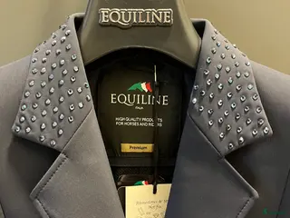 Jackor & Kavajer ryttarutrustning till salu: Världens finaste tävlingskavaj säljes i Smedstorp - Annons 1