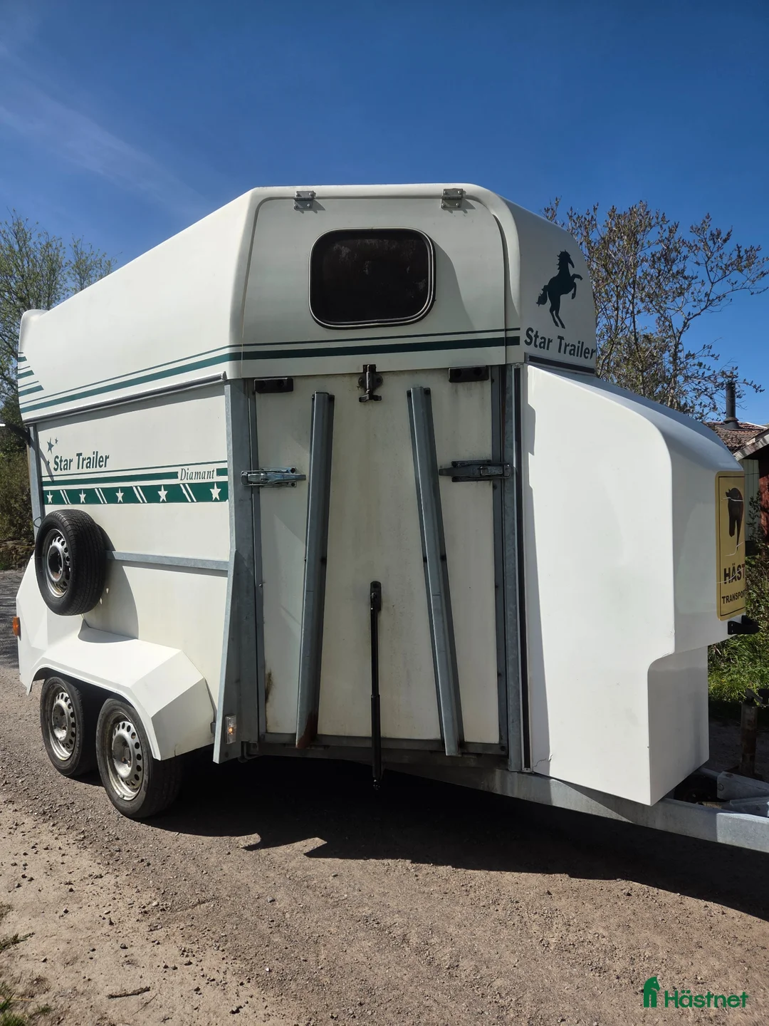 Hästtransporter  fordon & transport till salu: Star trailer, frontutlastning, nybes, sadelkammare - Annons 1