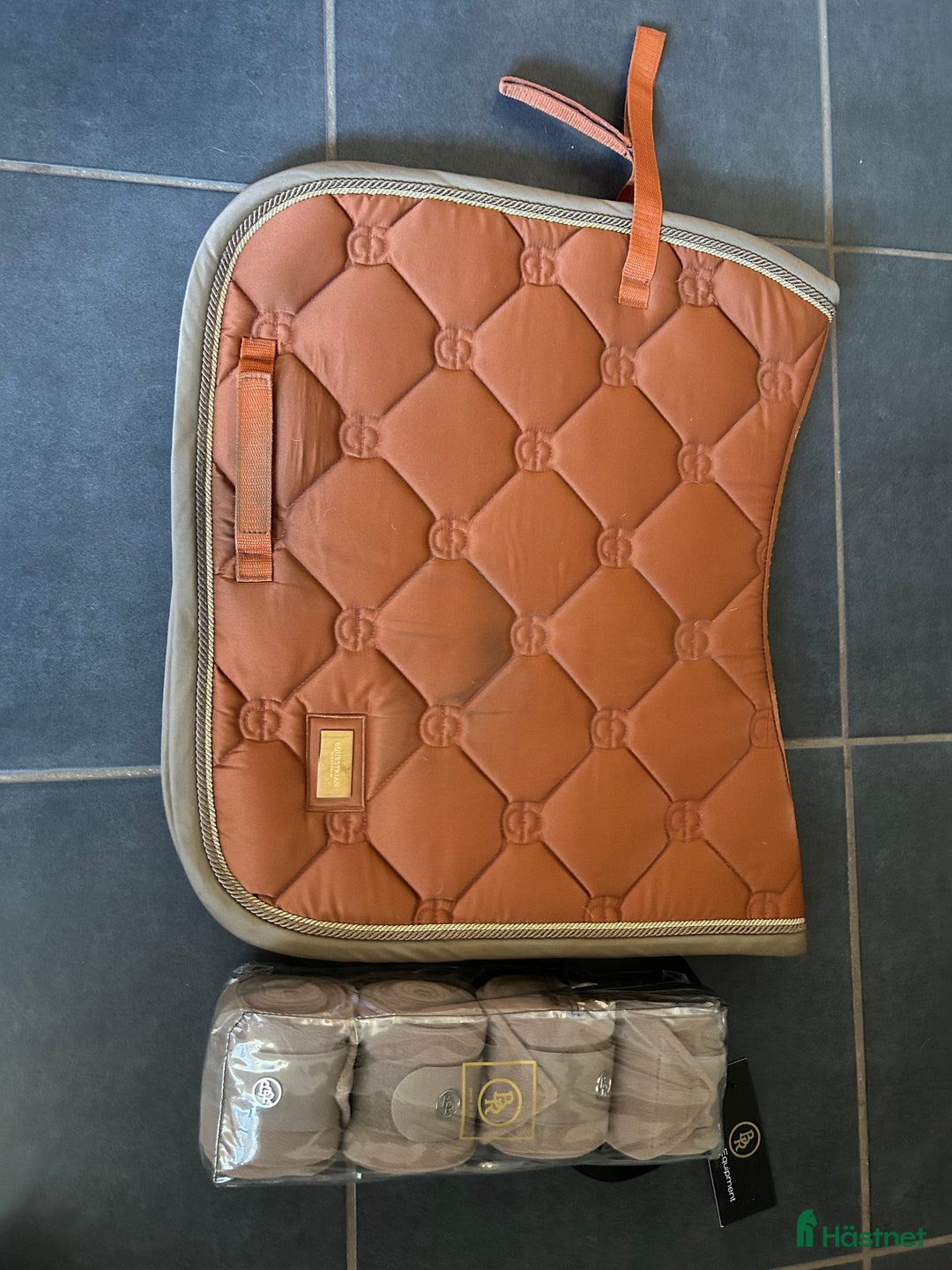 Schabrak & Vojlockar hästutrustning till salu: Equestrian Stockholm schabrak och nya lindor i Vellinge - Annons 1