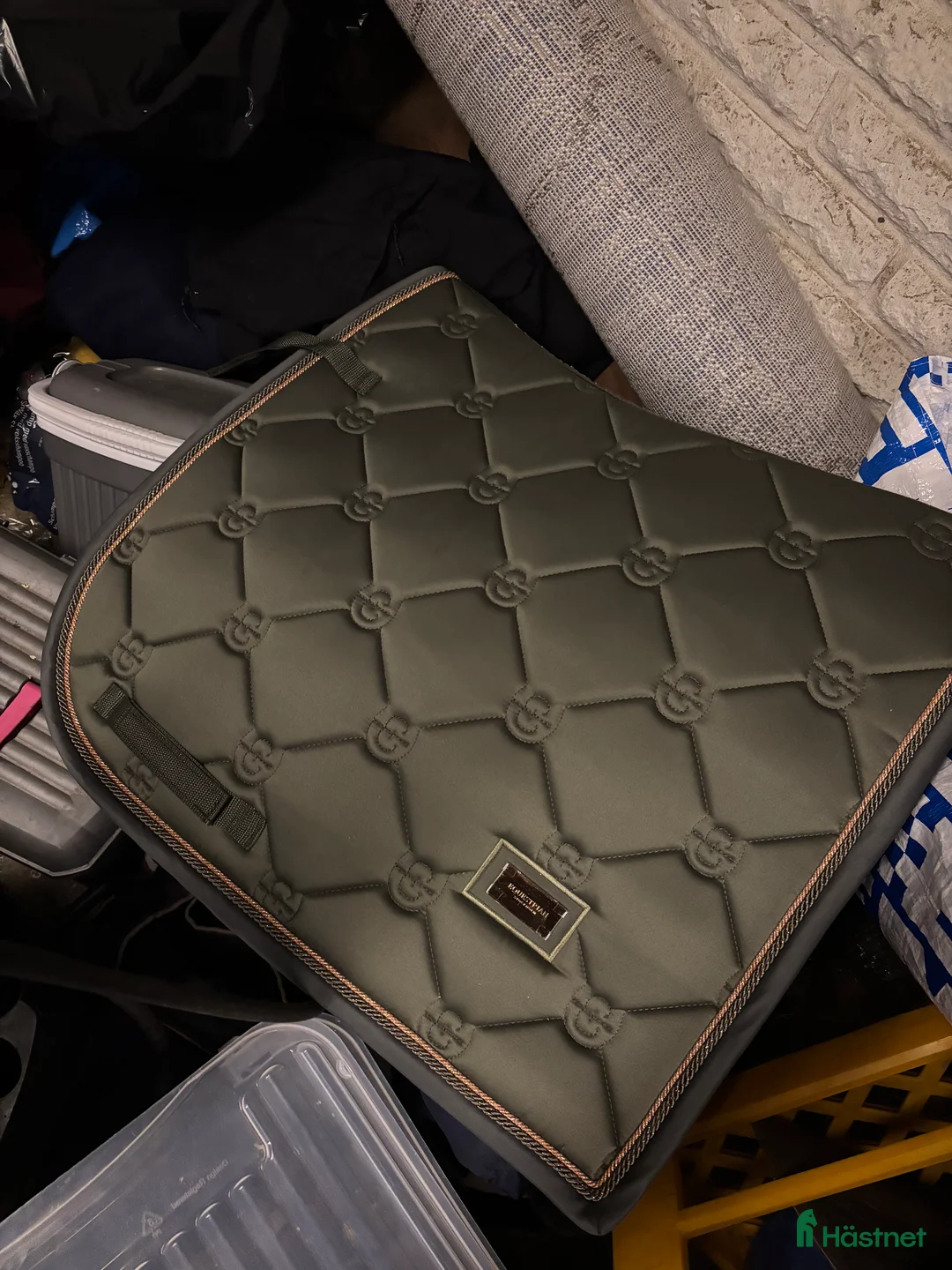 Schabrak & Vojlockar hästutrustning till salu: Oanvänt Equestrian Stockholm schabrak säljes! - Annons 1