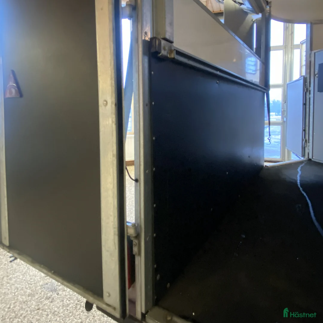 Hästtransporter  fordon & transport till salu: Lasta diagonalt stuterimodell- Fautras Oblic+2-18 i Kvicksund - Annons 21