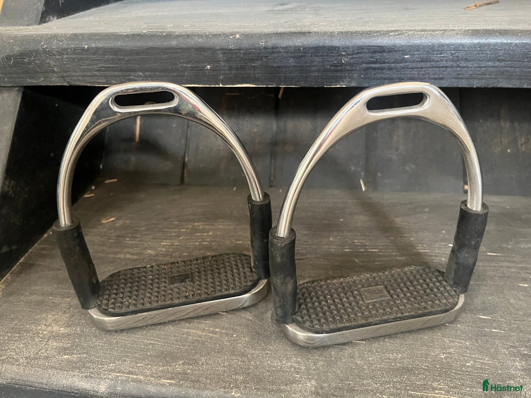 Stigbyglar hästutrustning till salu: Flexi stigbyglar i Kävlinge - Annons 1