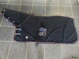 Täcken hästutrustning till salu: Fleecetäcken med fast hals och nya lindor - Annons 4