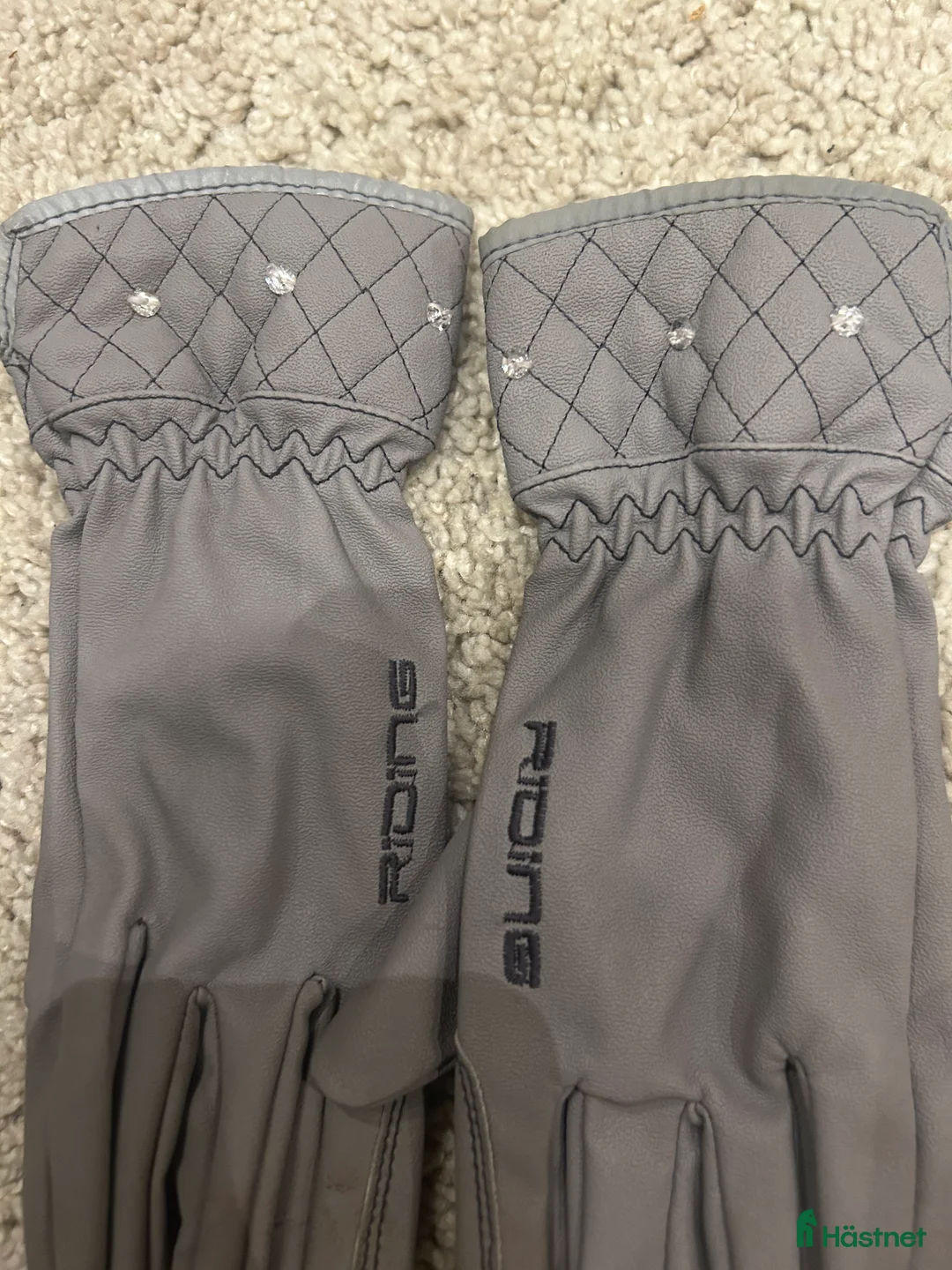 Övrigt Ridkläder ryttarutrustning till salu: Vita och grå ridhandskar xs/s i Enhörna - Annons 5