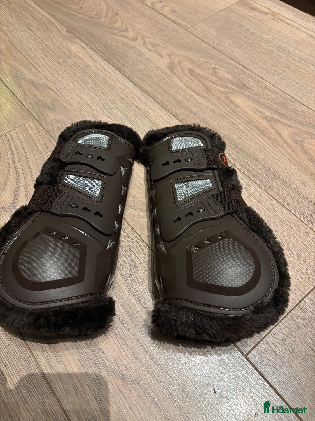 Benskydd hästutrustning till salu: Bruna benskydd  i Sollerön - Annons 1