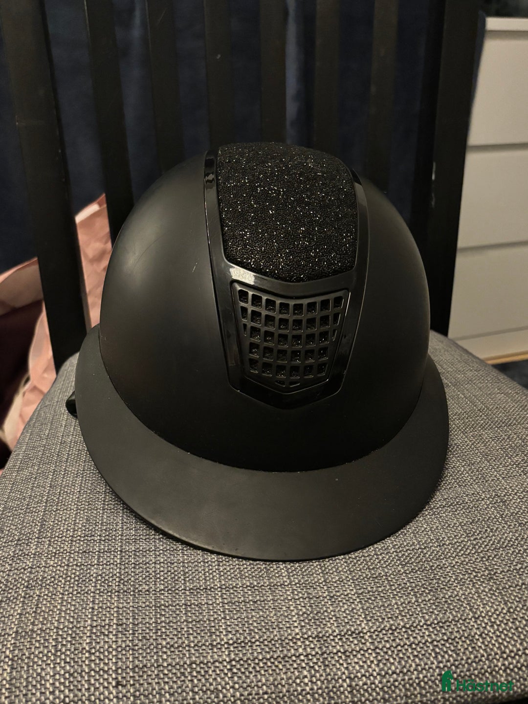 Hjälmar ryttarutrustning till salu: Glittrig hjälm från CRW i Östersund - Annons 1