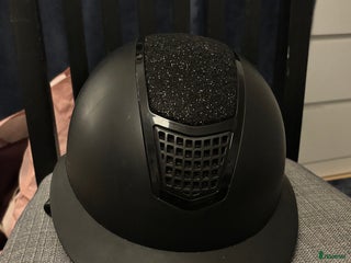 Hjälmar ryttarutrustning till salu: Glittrig hjälm från CRW i Östersund - Annons 2