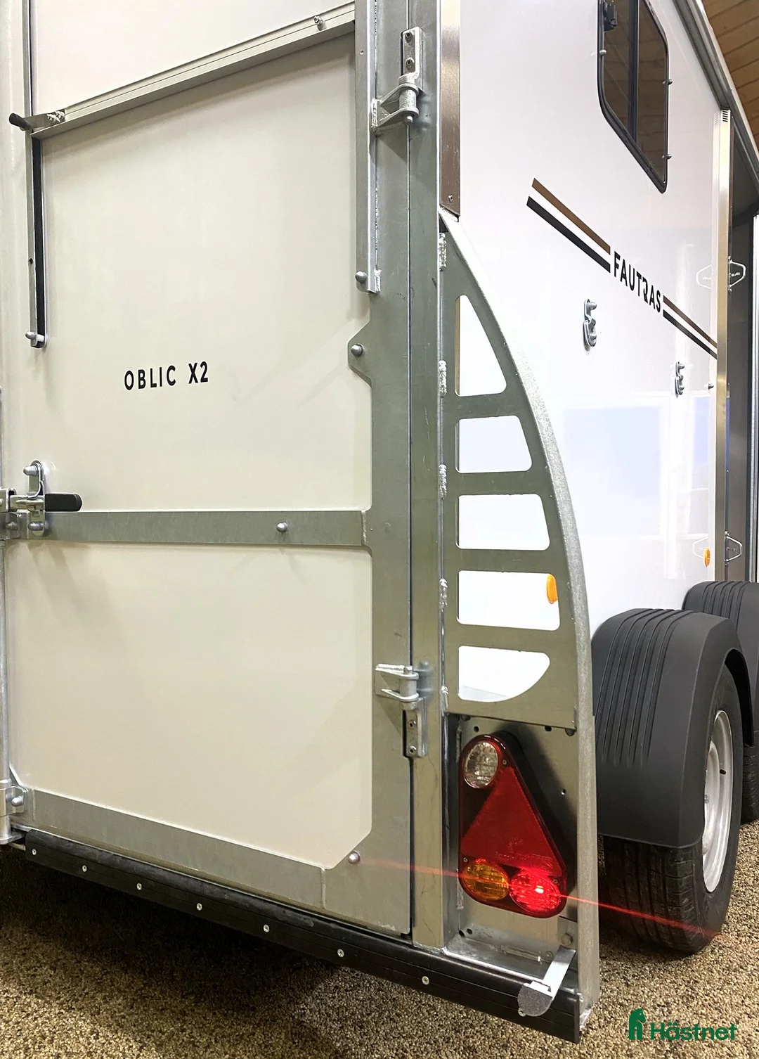 Hästtransporter  fordon & transport till salu: Oblic X -stor diagonallastad modell + sadelkammare - Annons 10