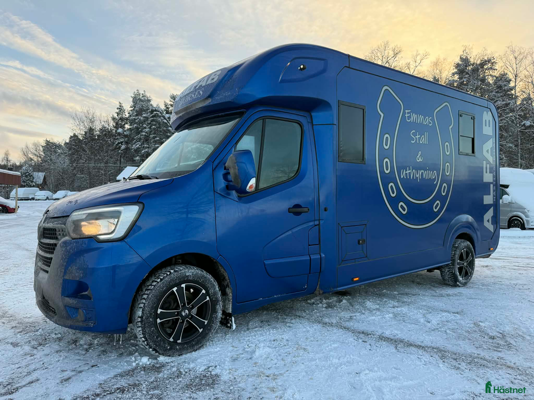 Hästlastbilar  fordon & transport till salu: ALFAB 5 SITS 2023 STUTERI AUTOMAT LÅGA MILTAL i Köping - Annons 1