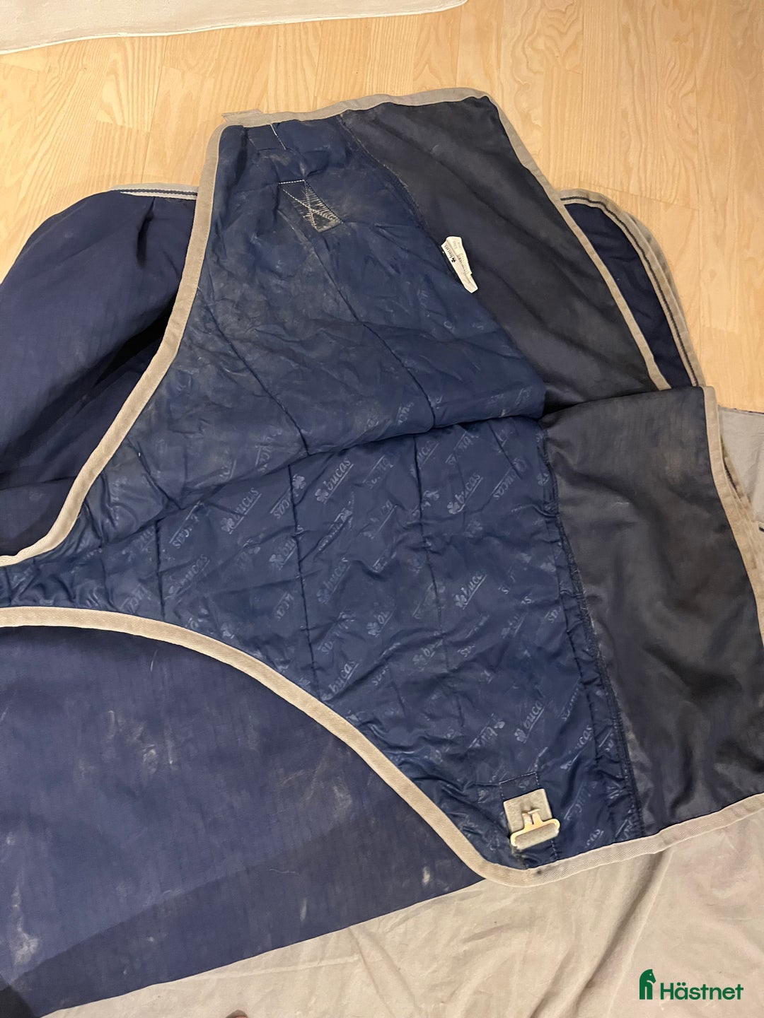 Täcken hästutrustning till salu: Bucas stalltäcke i Solna - Annons 2