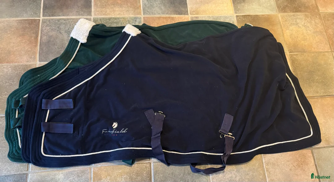 Täcken hästutrustning till salu: Fleecetäcken i Lund - Annons 1