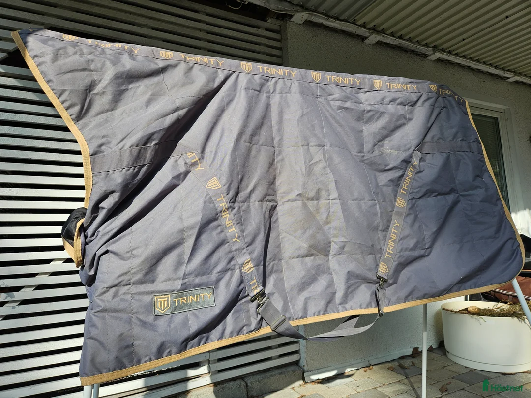 Täcken hästutrustning till salu: TRINITY 135 i mkt gott skick! Inkl halsdel - Annons 10