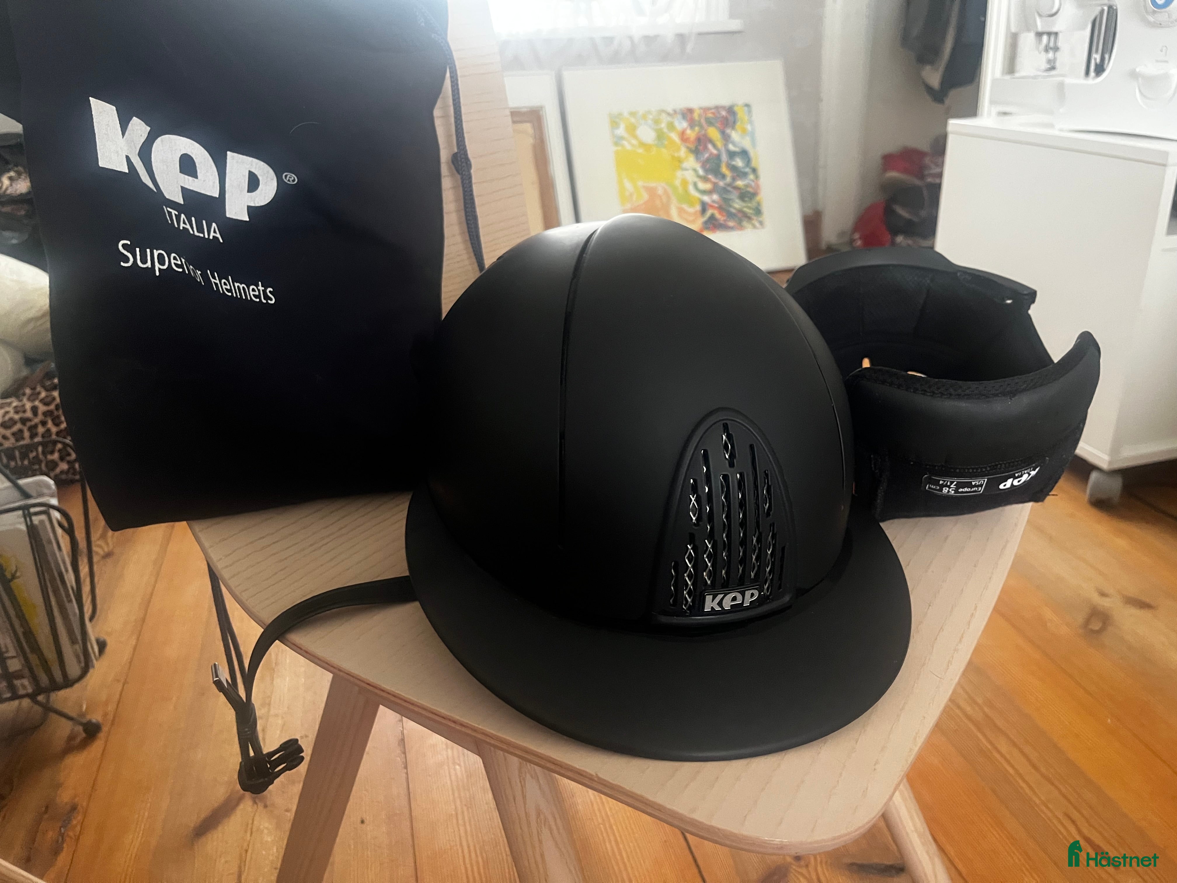 Hjälmar ryttarutrustning till salu: Kep solskärm svart , pris ink frakt  - Annons 3