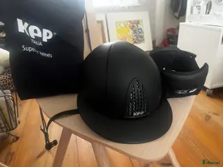 Hjälmar ryttarutrustning till salu: Kep solskärm svart , pris ink frakt - Annons 3