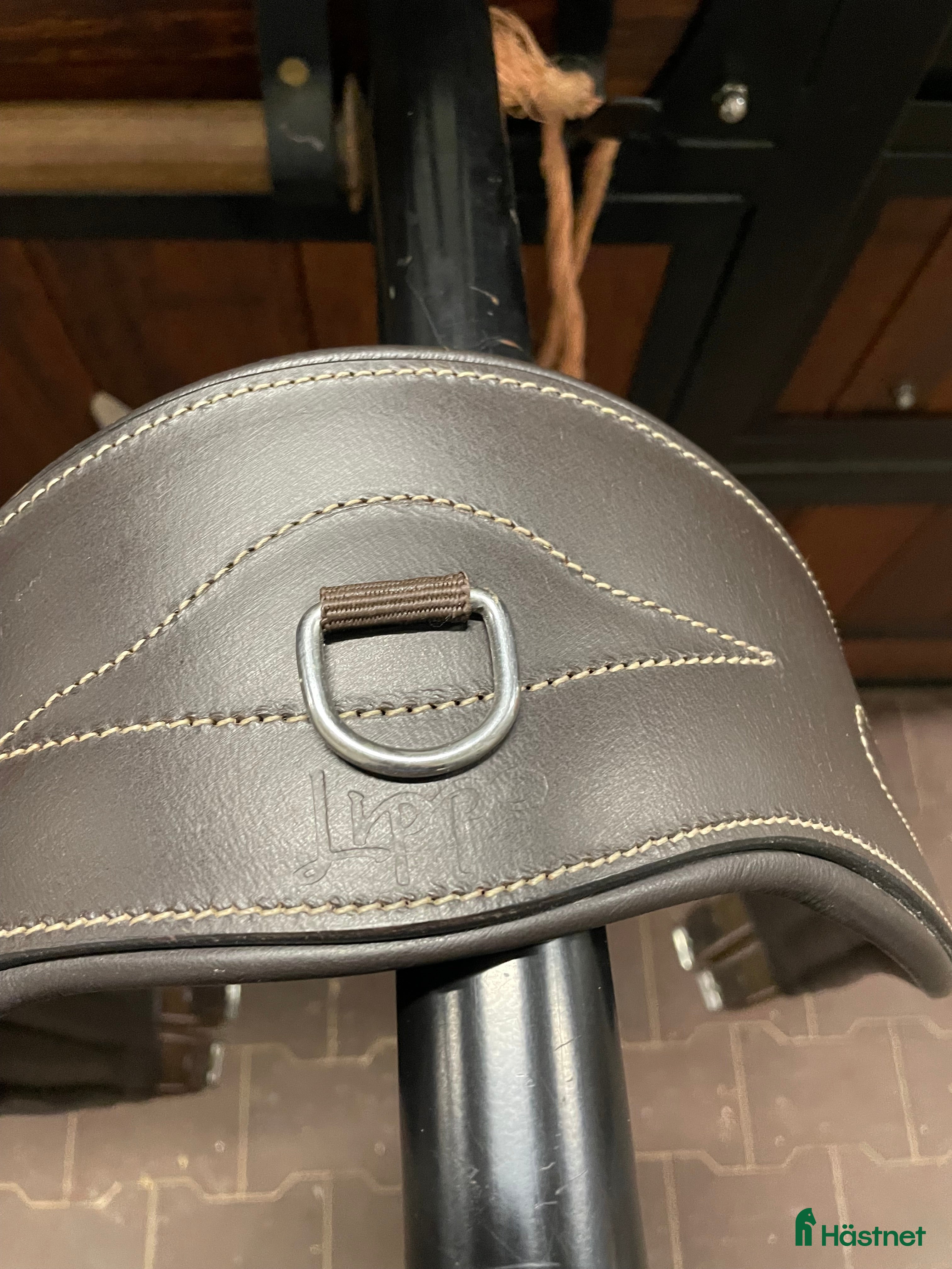 Sadeltillbehör hästutrustning till salu: Anatomisk lädergjord från Lippo i Västerås - Annons 15