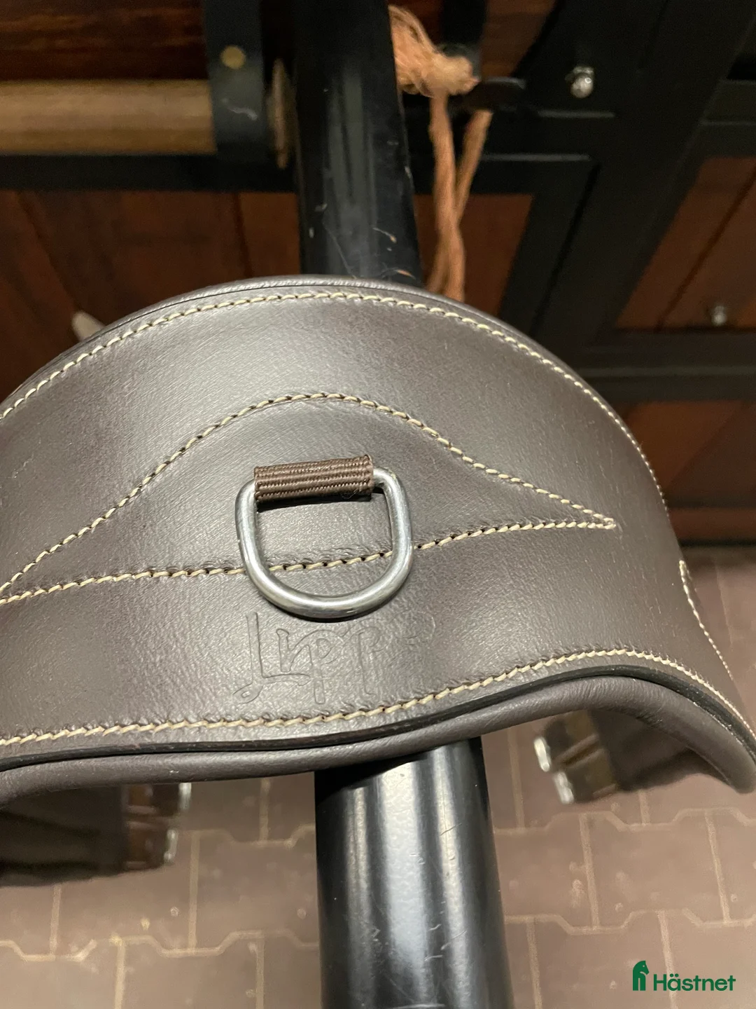 Sadeltillbehör hästutrustning till salu: Anatomisk lädergjord från Lippo i Västerås - Annons 1