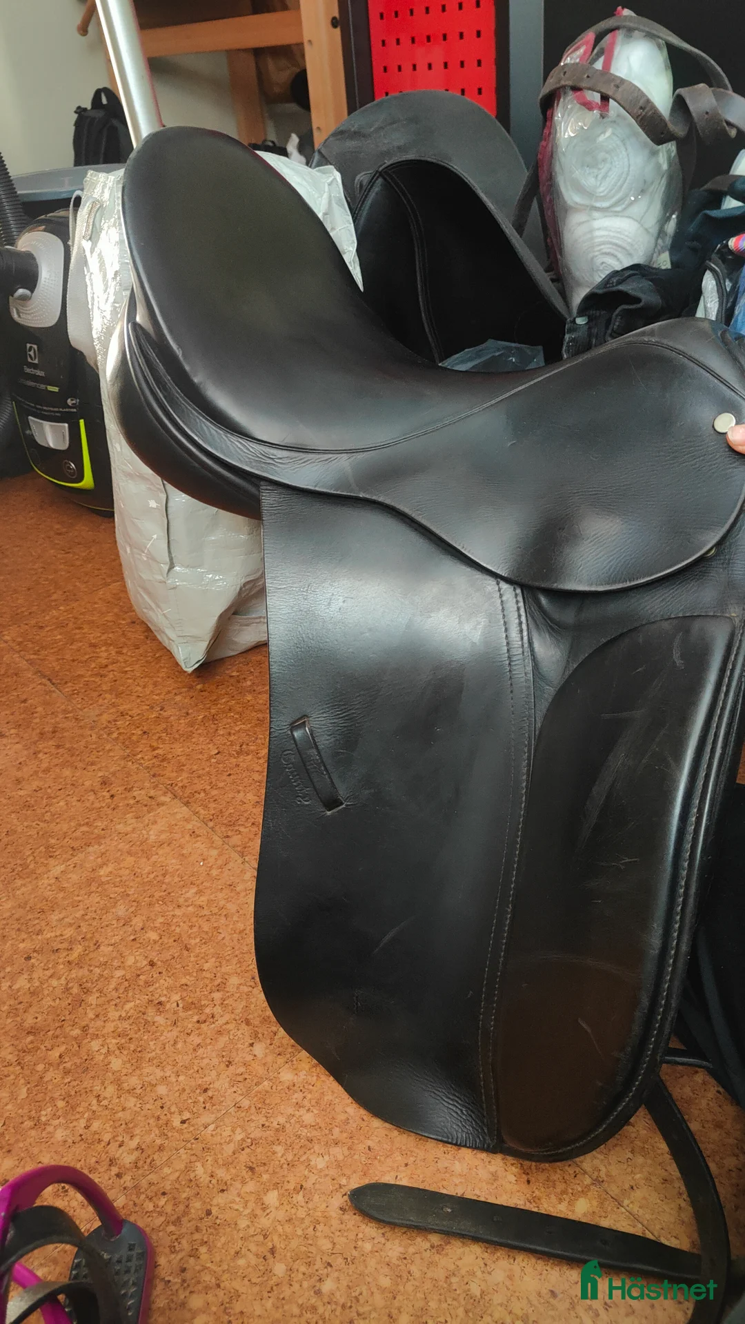 Sadlar hästutrustning till salu: Bra enkel nära dressyrsadel till kanonpris - Annons 1