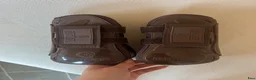 Benskydd hästutrustning till salu: KENTUCKY SENSKYDD VELCRO BRUN stl M - Annons 1