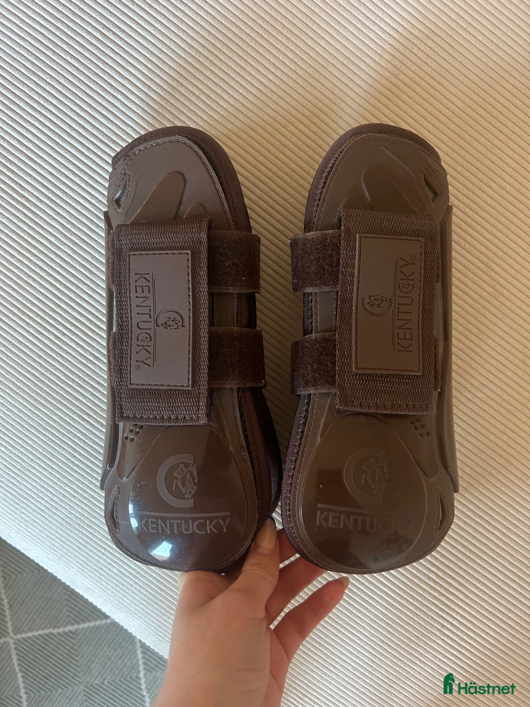 Benskydd hästutrustning till salu: KENTUCKY SENSKYDD VELCRO BRUN stl M - Annons 1