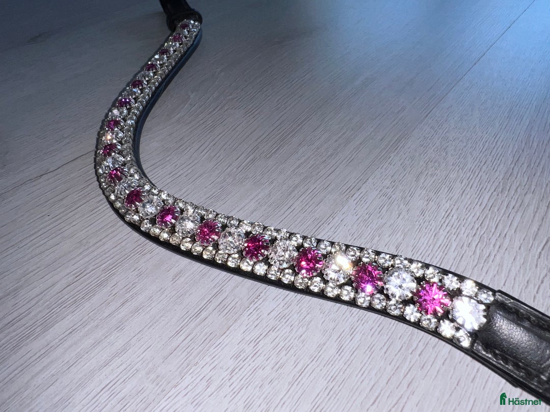 Träns hästutrustning till salu: Rosa/silver blingpannband i Hudiksvall - Bild 4