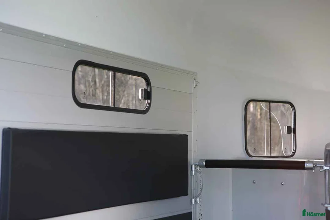 Hästtransporter  fordon & transport till salu: Gold 3 - Med sadelkammare som standard! - Annons 4