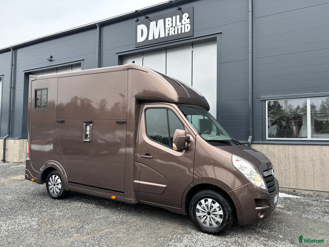 Hästlastbilar  fordon & transport till salu: Välvårdad B-kortsbil 3 sits med hög lastvikt  - Annons 1